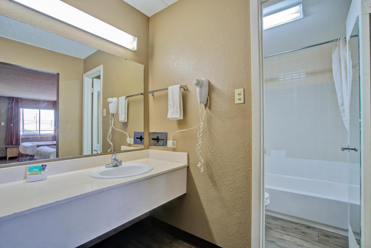 Americas Best Value Inn Laredo Exterior foto